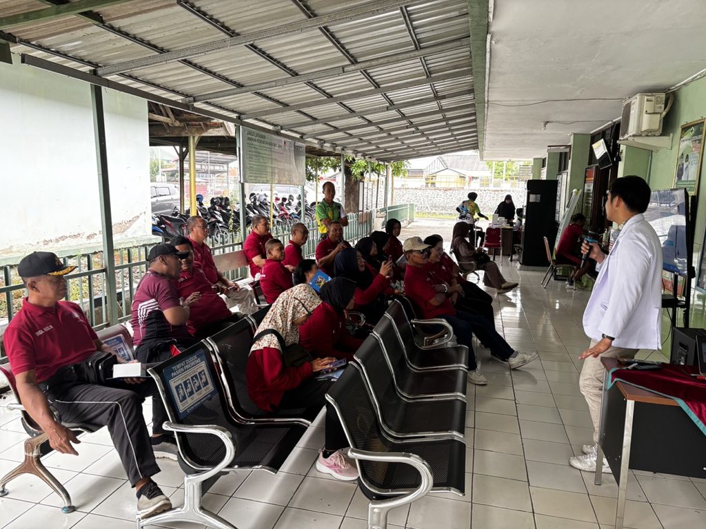 Peserta Prolanis Lanumad A. Yani Semarang Belajar Langsung dari Dokter Spesialis Bedah